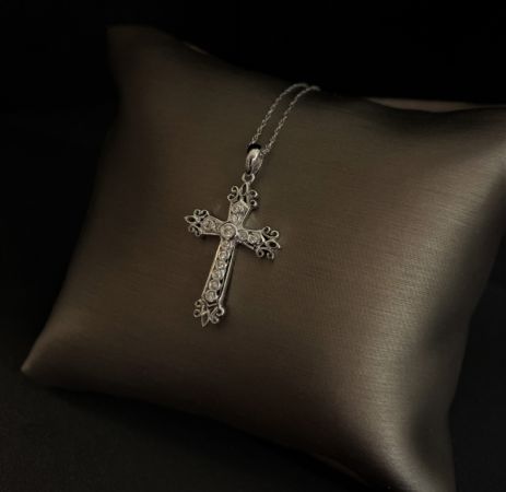 十字架吊坠镶有钻石。
    